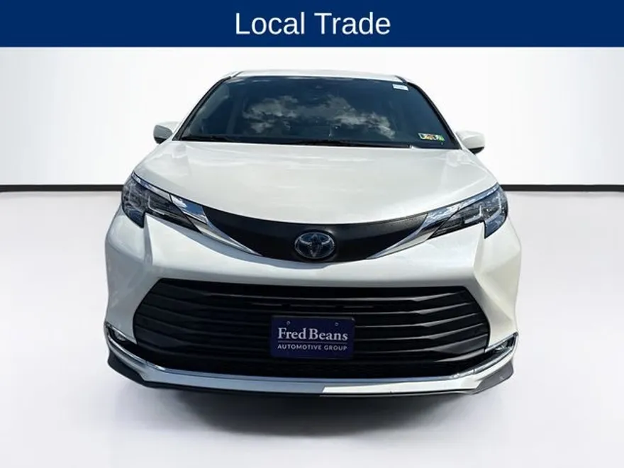 2021 Toyota Sienna XLE photo 1