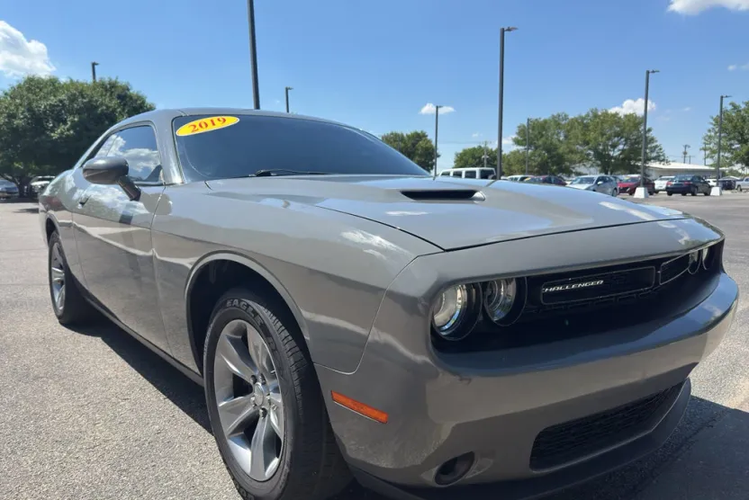 2019 Dodge Challenger SXT photo 1