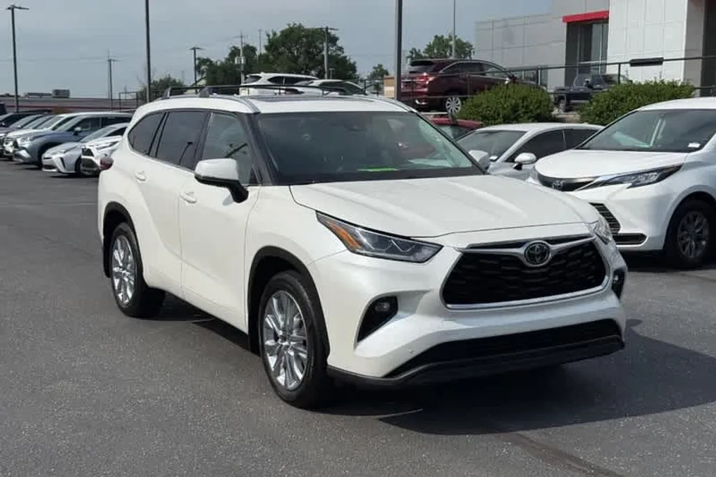2021 Toyota Highlander Limited photo 1