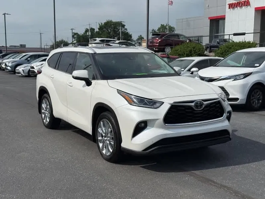 2021 Toyota Highlander Limited photo 1