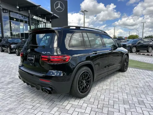 2025 Mercedes Benz GLB 35 AMG 4MATIC photo 4