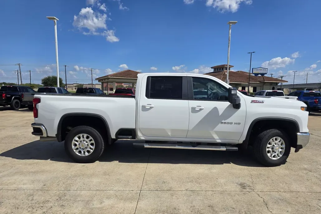 2024 Chevrolet Silverado 2500HD LT photo 1