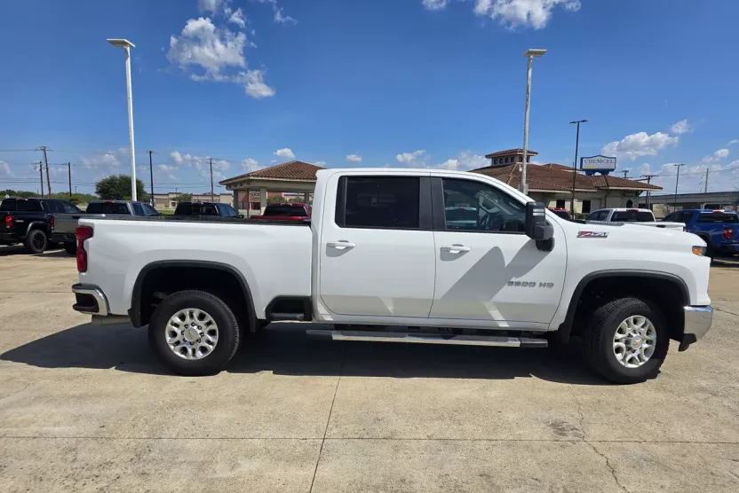 2024 Chevrolet Silverado 2500HD LT photo 1