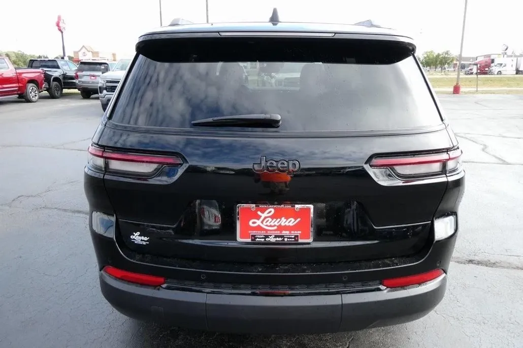 2023 Jeep Grand Cherokee Altitude photo 1