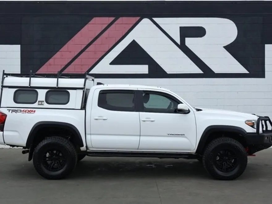 2018 Toyota Tacoma TRD photo 1