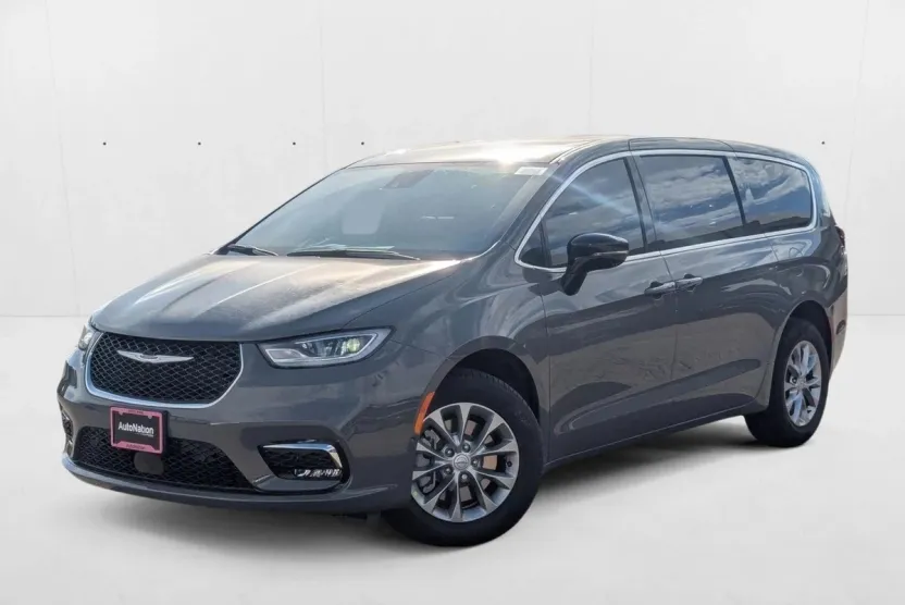 2025 Chrysler Pacifica photo 1
