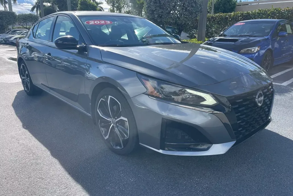 2023 Nissan Altima 2.5 SR photo 1