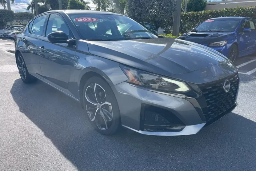 2023 Nissan Altima 2.5 SR photo 1