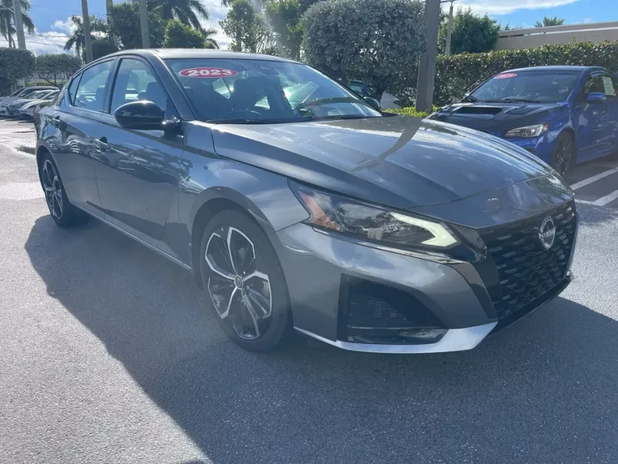 2023 Nissan Altima 2.5 SR photo 1