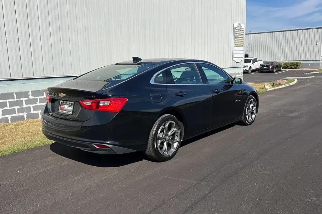 2023 Chevrolet Malibu 1LT photo 1