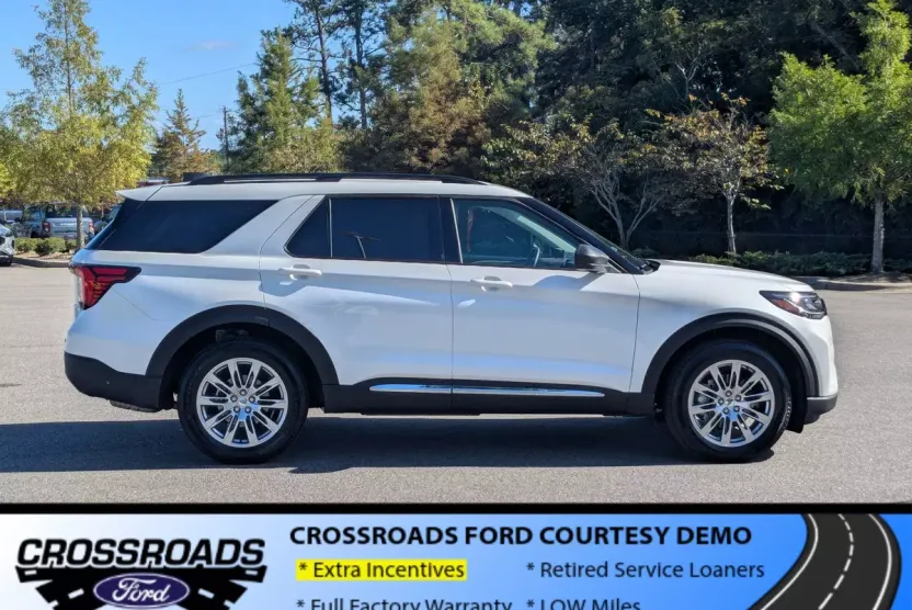 2025 Ford Explorer photo 1