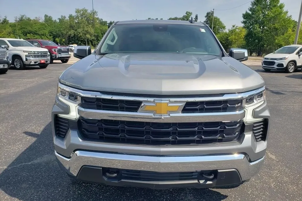 2024 Chevrolet Silverado photo 1