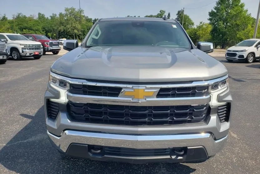 2024 Chevrolet Silverado photo 1