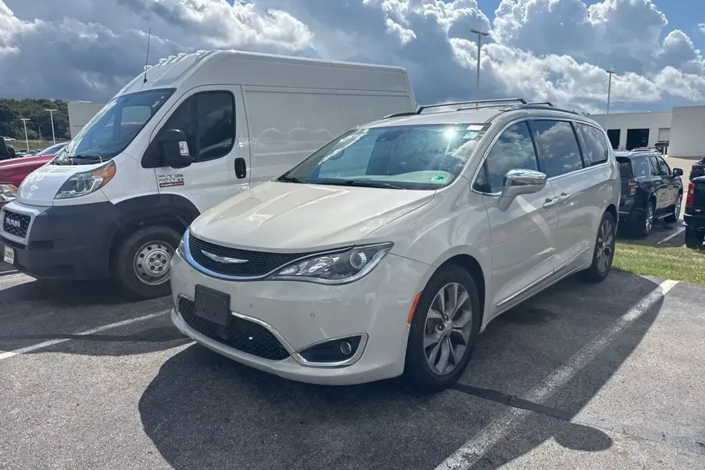 2017 Chrysler Pacifica Limited photo 1