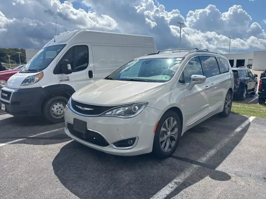 2017 Chrysler Pacifica Limited photo 1