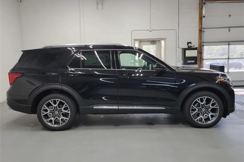 2025 Ford Explorer Platinum photo 1
