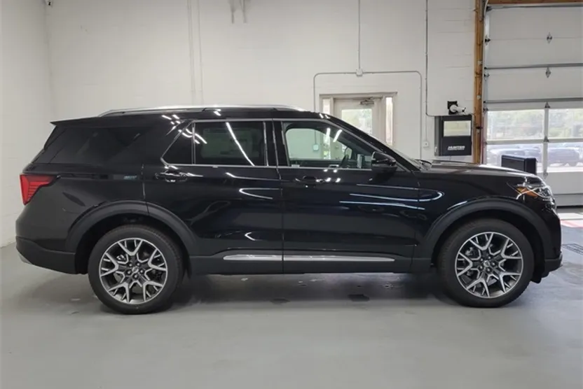 2025 Ford Explorer Platinum photo 1
