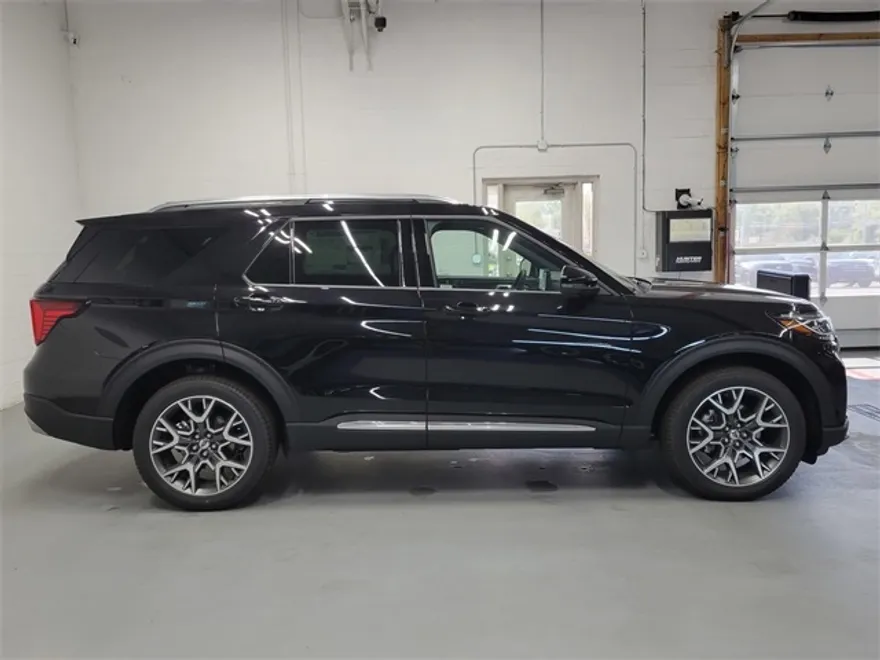 2025 Ford Explorer Platinum photo 1