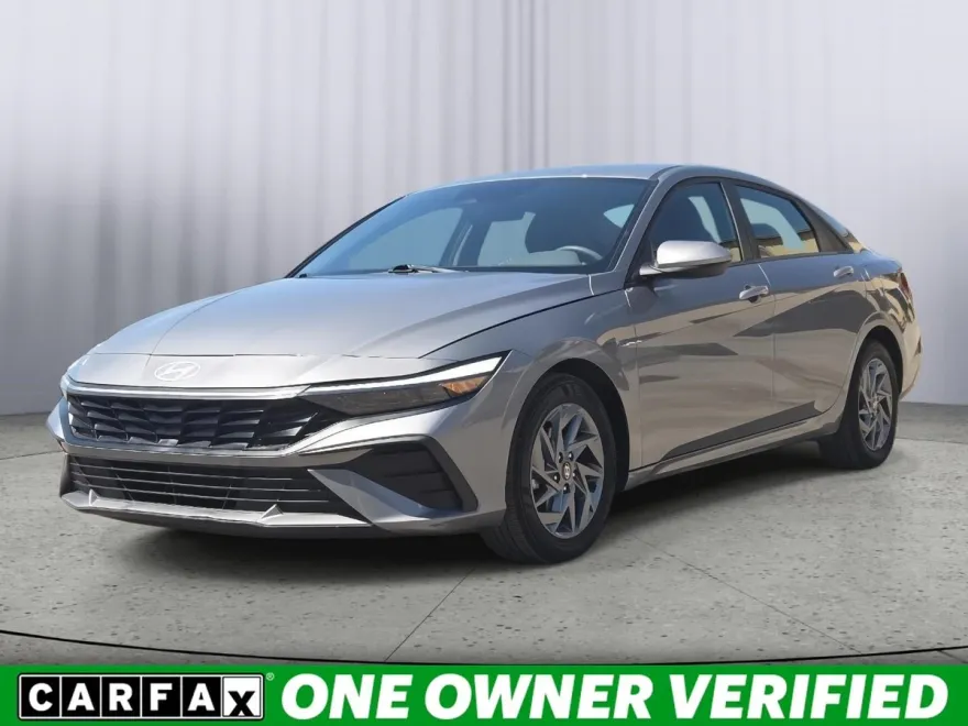 2024 Hyundai Elantra SEL photo 1