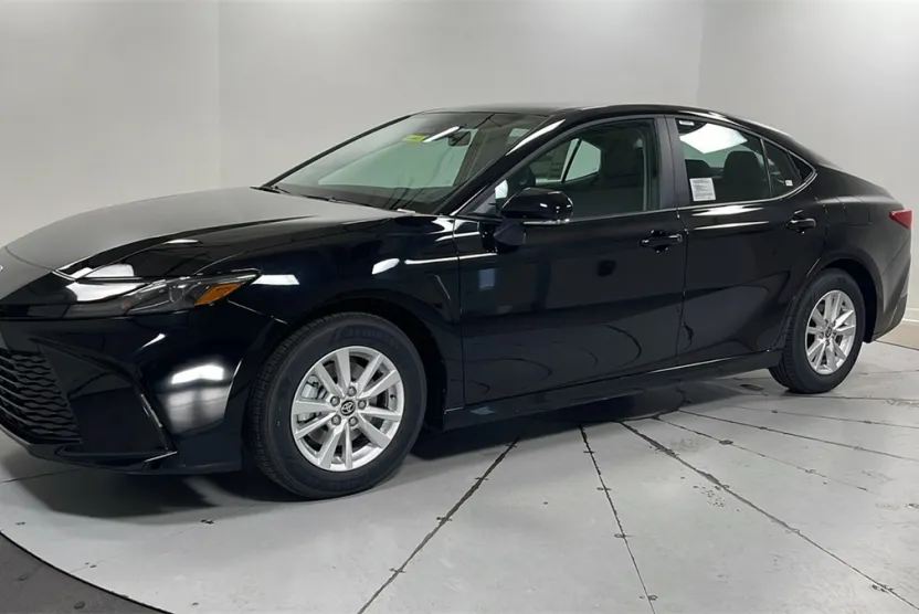 2025 Toyota Camry LE photo 1