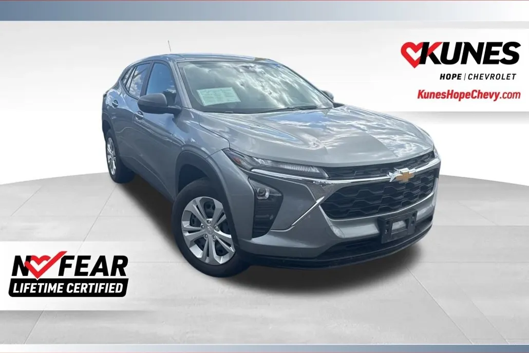 2025 Chevrolet Trax LS photo 1