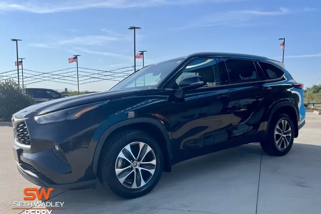 2022 Toyota Highlander XLE photo 1