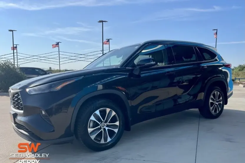 2022 Toyota Highlander XLE photo 1