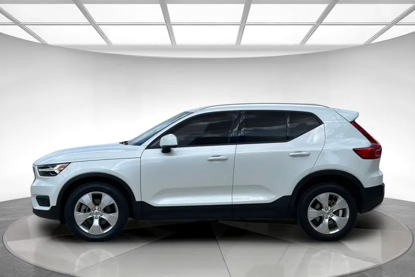2022 Volvo XC40 Momentum photo 1