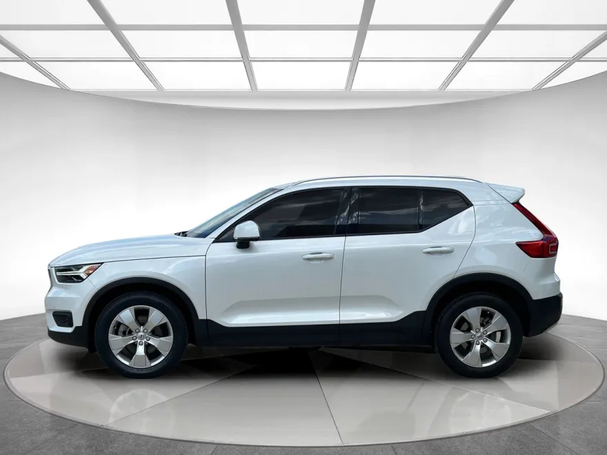 2022 Volvo XC40 Momentum photo 1