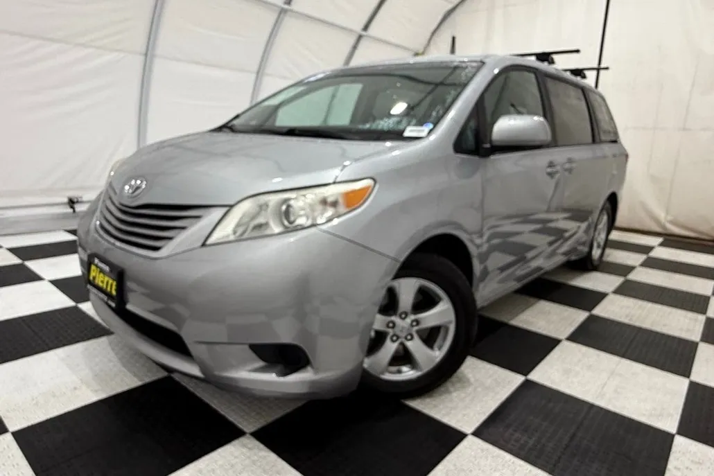 2015 Toyota Sienna L photo 1