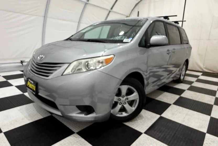 2015 Toyota Sienna L photo 1