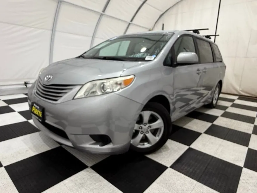2015 Toyota Sienna L photo 1