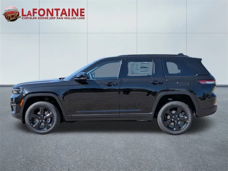 2025 Jeep Grand Cherokee Altitude photo 1