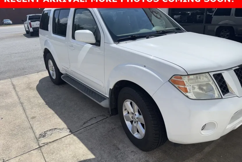 2012 Nissan Pathfinder SV photo 1