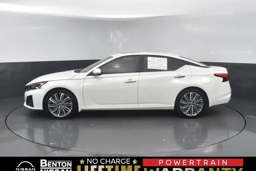 2025 Nissan Altima SL photo 1