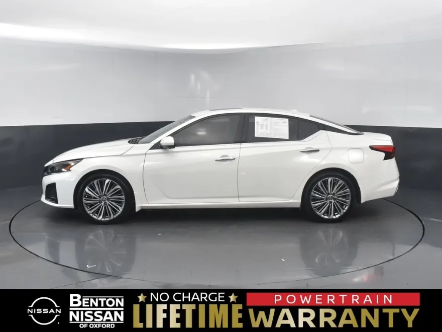 2025 Nissan Altima SL photo 1