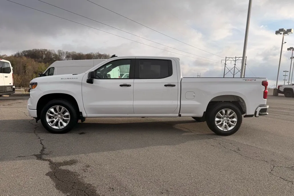 2023 Chevrolet Silverado 1500 Custom photo 1