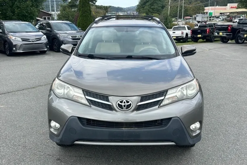 2015 Toyota RAV4 XLE photo 1