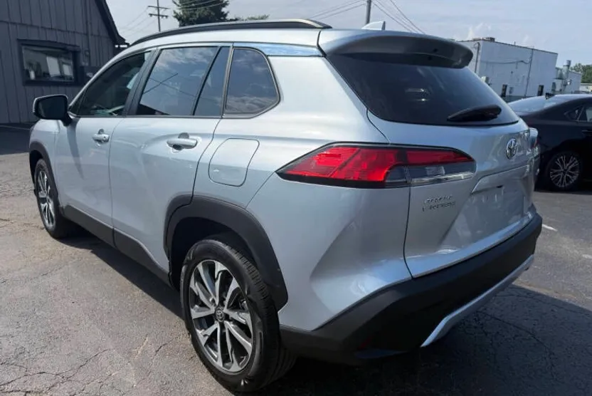 2023 Toyota Corolla Cross XLE photo 1
