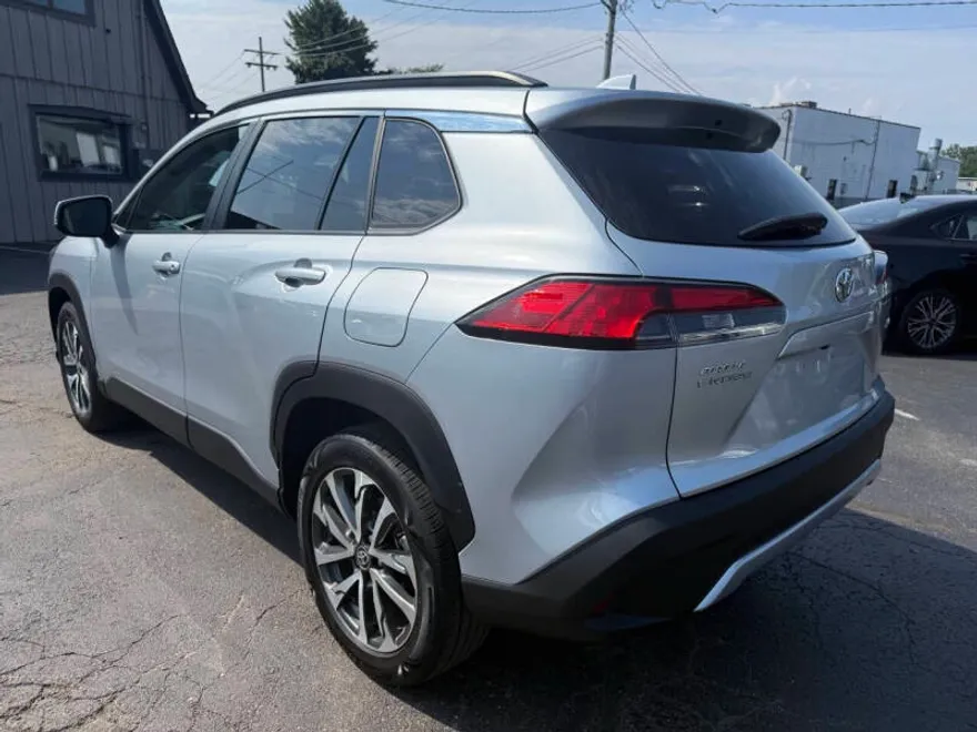 2023 Toyota Corolla Cross XLE photo 1