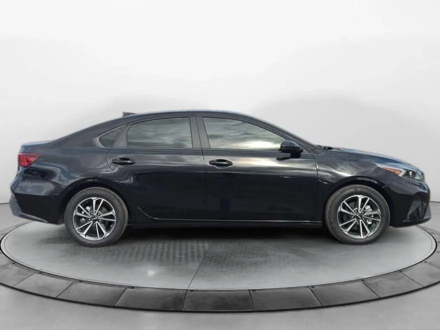 2024 Kia Forte LXS photo 1