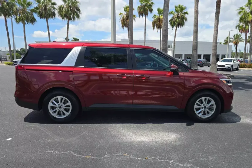 2024 Kia Carnival LX photo 1