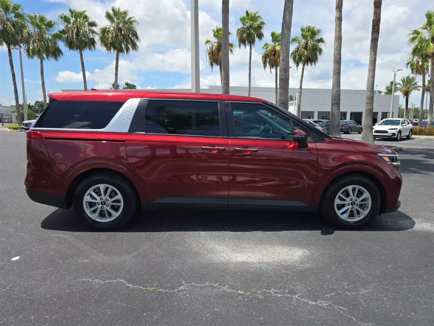 2024 Kia Carnival LX photo 1
