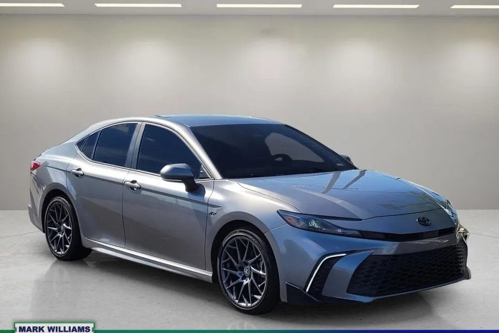 2025 Toyota Camry SE photo 1