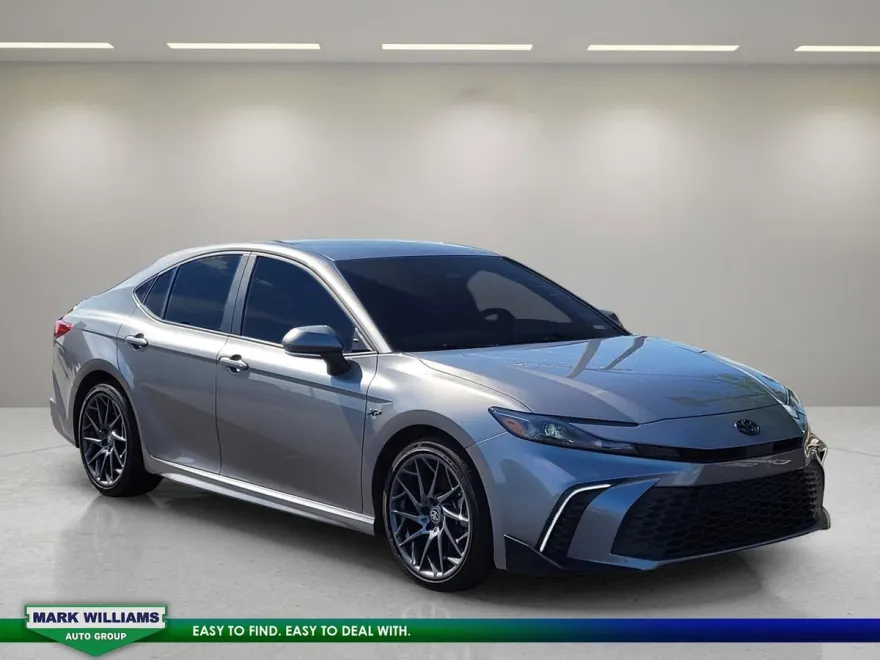 2025 Toyota Camry SE photo 1