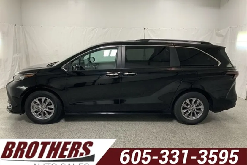 2023 Toyota Sienna XLE photo 1