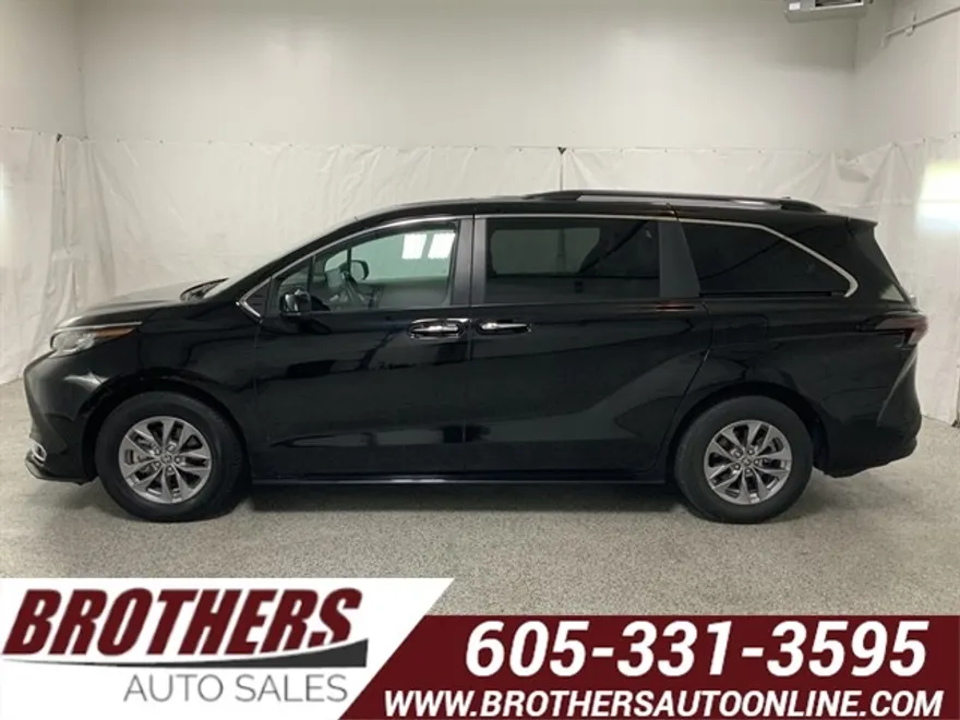 2023 Toyota Sienna XLE photo 1