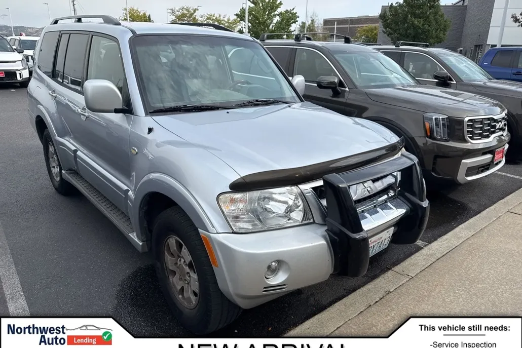 2004 Mitsubishi Montero Limited photo 1