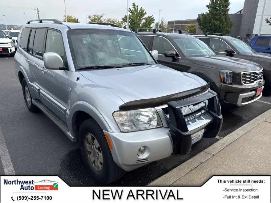 2004 Mitsubishi Montero Limited photo 1