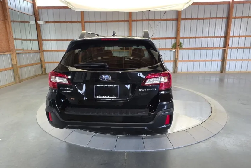 2019 Subaru Outback Premium photo 1